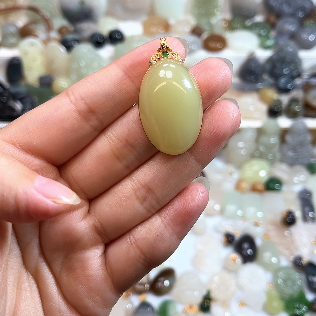 和田玉18K金镶嵌吊坠(赠链)八**米