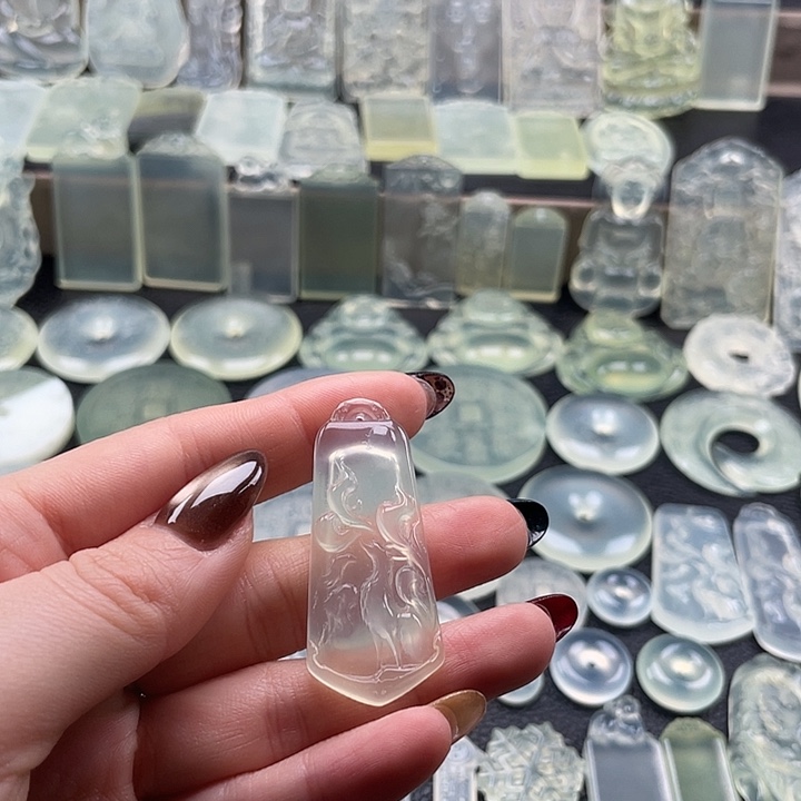 岫玉未镶嵌颈饰九尾狐