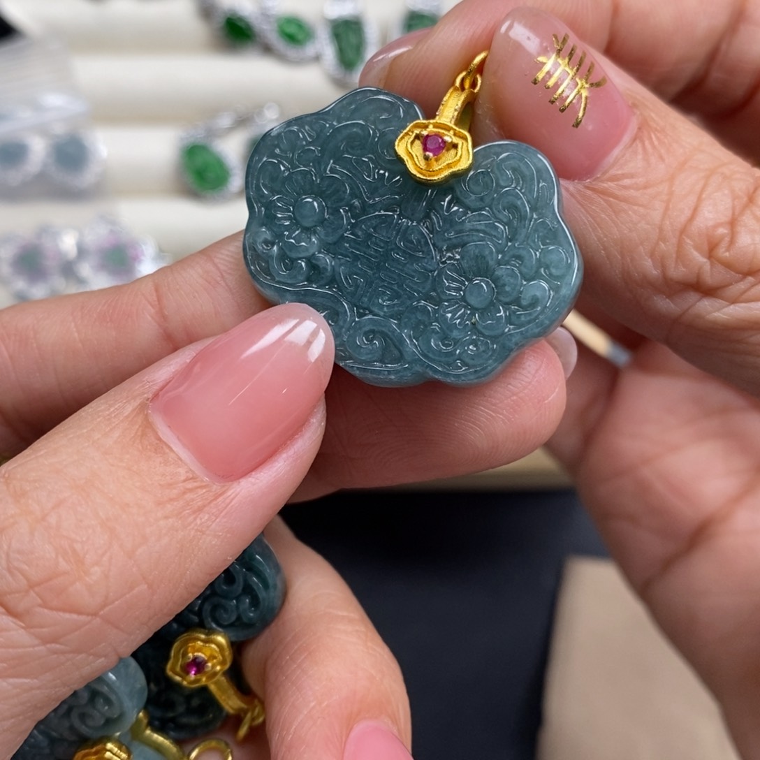 翡翠颈饰未镶嵌翡翠