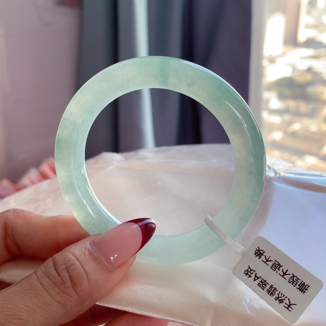 翡翠手镯（圆镯）未镶嵌50.8冰绿肉嘟嘟的 小柒