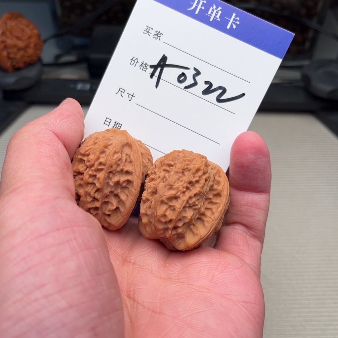 文玩核桃吊坠血麒麟