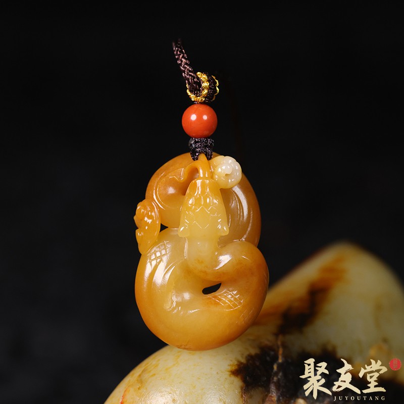 聚友堂王伟玉雕7.3克新疆和田玉籽料苏工黄沁灵蛇生肖蛇挂件吊坠