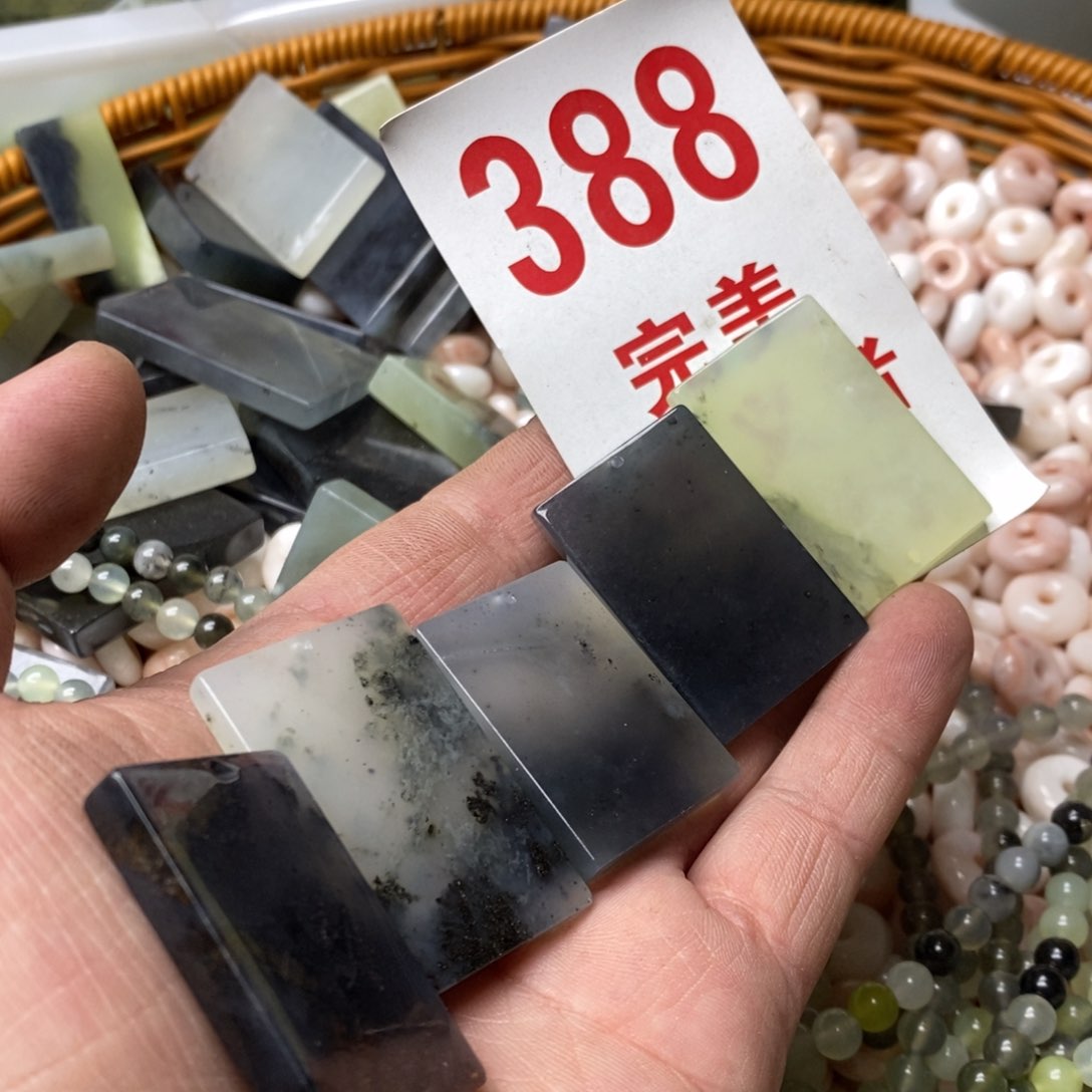 蛇纹石玉挂坠未镶嵌