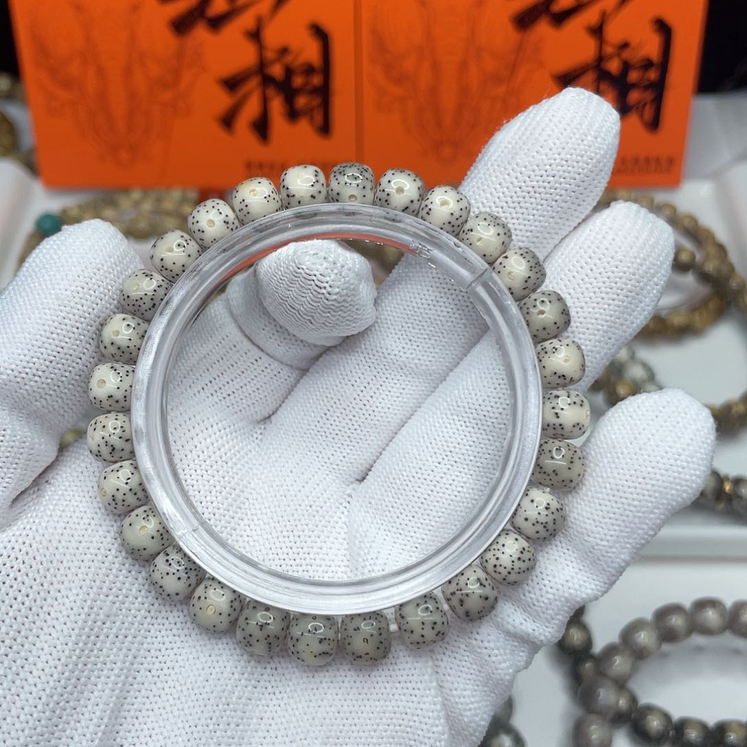 星月菩提手串L****e08。8/7白冰通体留白