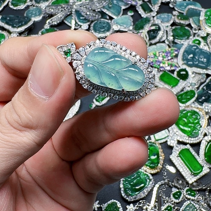 翡翠颈饰未镶嵌天然A货翡翠放漏