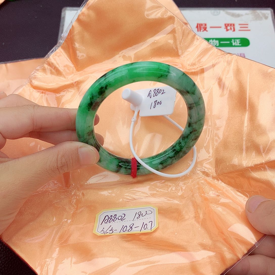 翡翠手镯未镶嵌翡翠