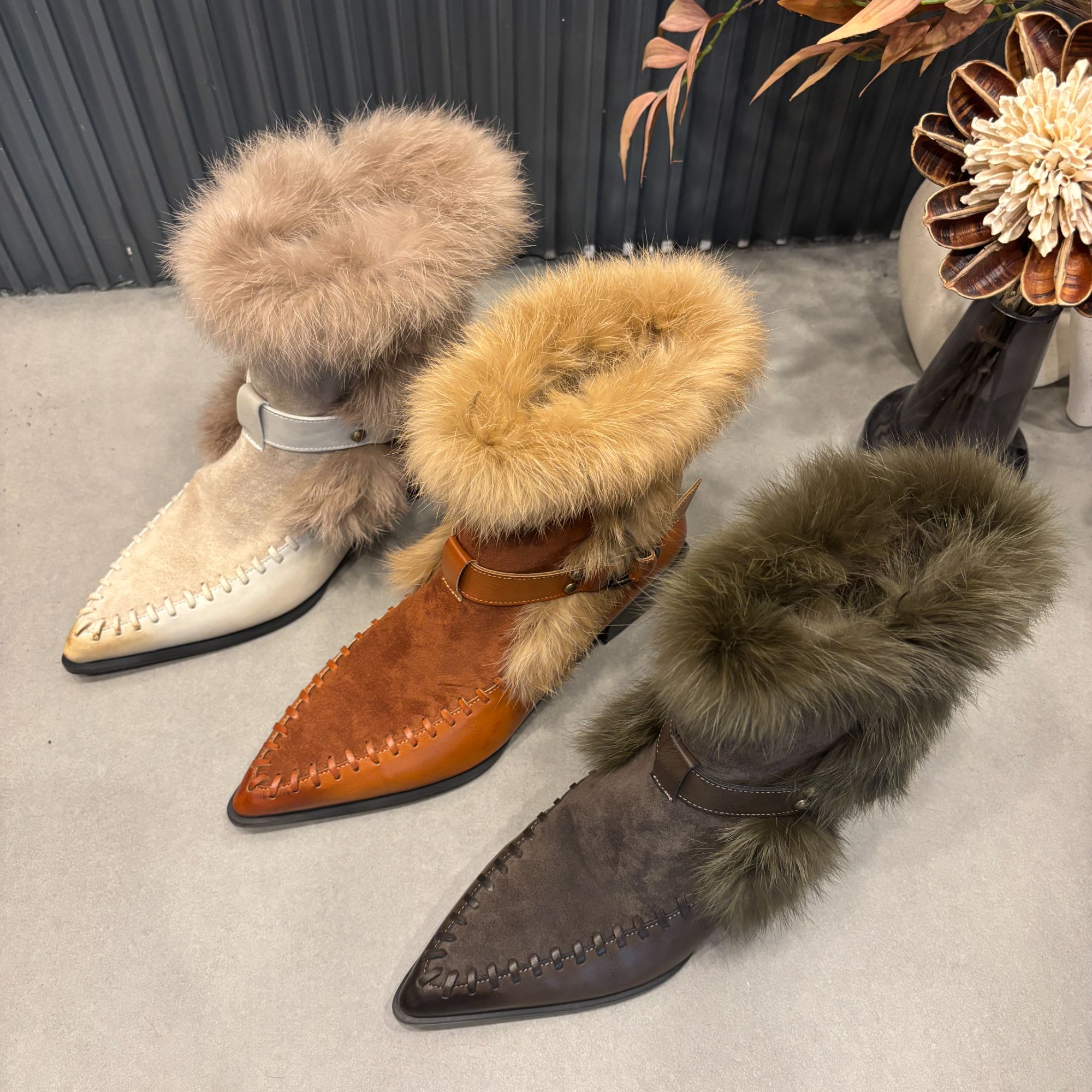 2025年秋冬新款日常时尚温柔时髦气质百搭舒适中跟鞋尖头短靴