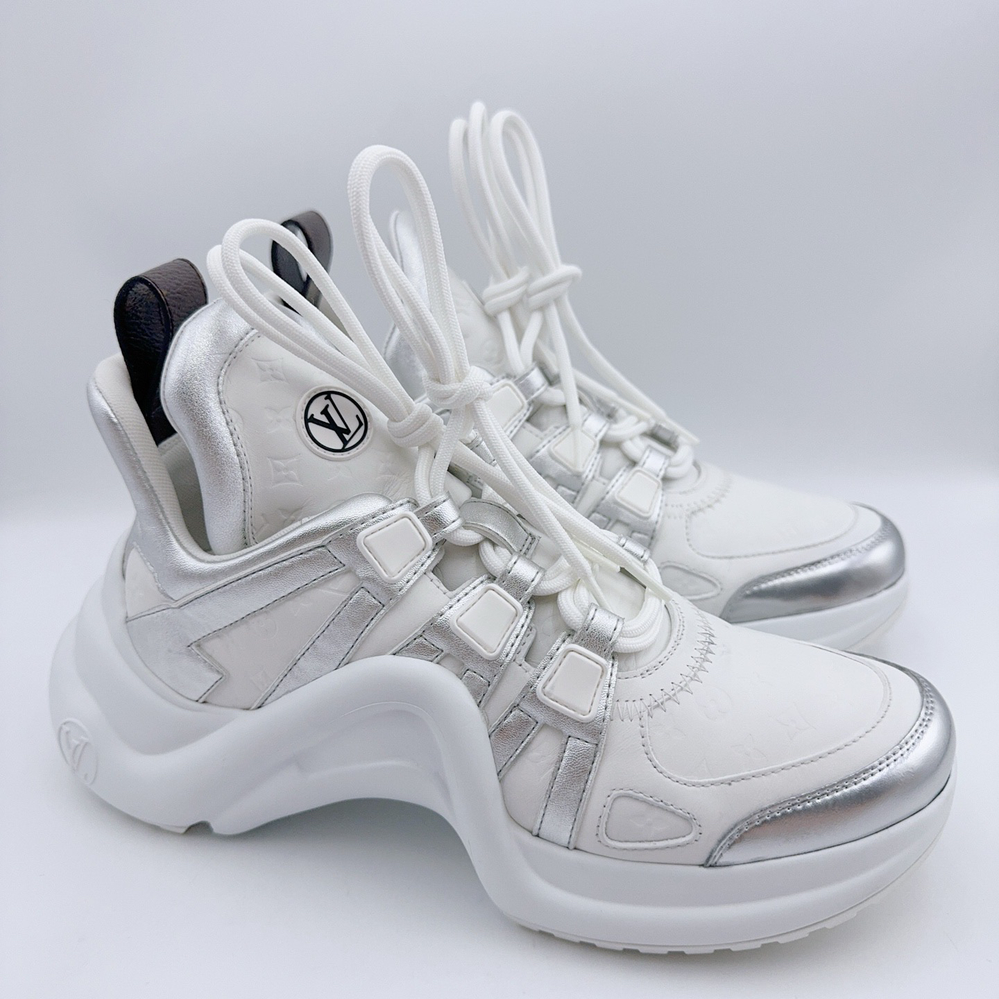 95新 LouisVuitton/路易威登 38码/白银浮雕满印拱桥老爹鞋/02123