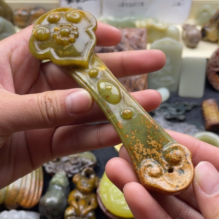 蛇纹石玉颈饰未镶嵌