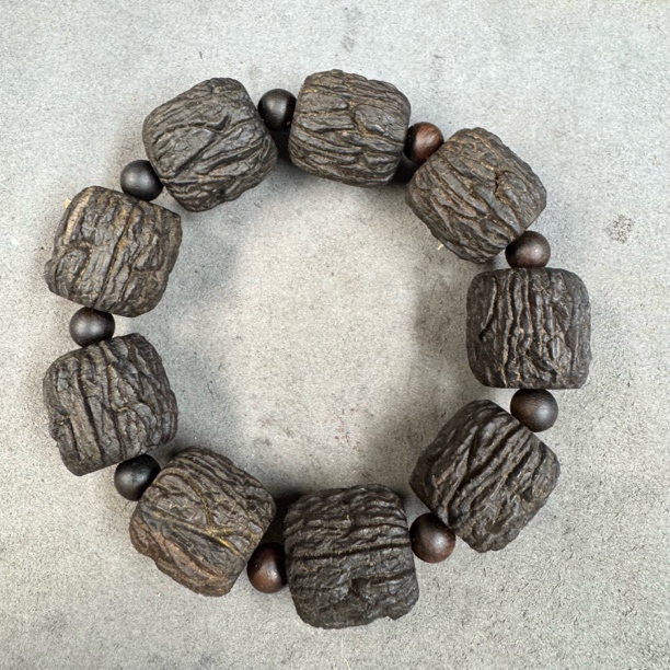 B435沉木随型珠手串