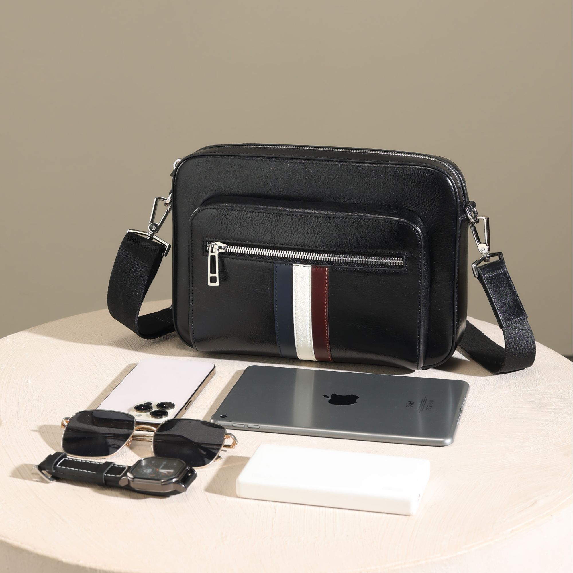 新款男士风格头层牛皮斜挎包黑色拼接百搭ins肩包真皮男士包包