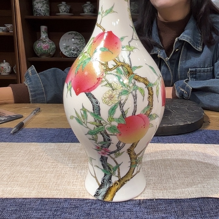 进***镜瓷瓶粉彩寿桃橄榄瓶