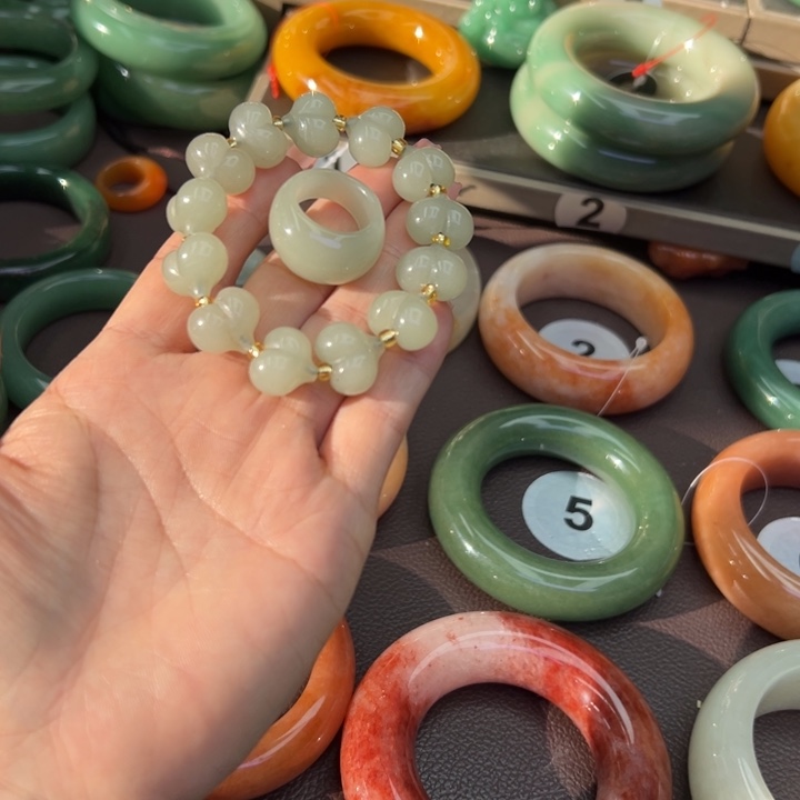 未镶嵌手镯石英岩玉