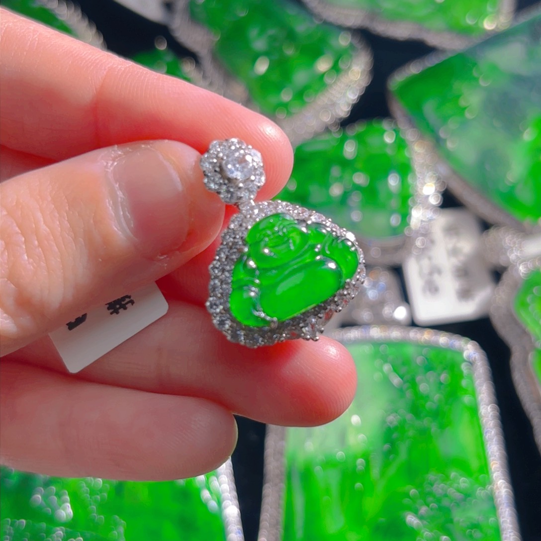 翡翠颈饰未镶嵌佛公