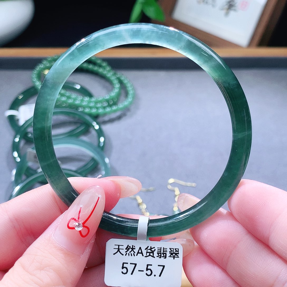 翡翠未镶嵌手镯（圆镯）