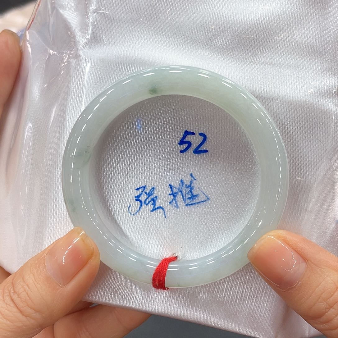 翡翠手镯未镶嵌翡翠手镯