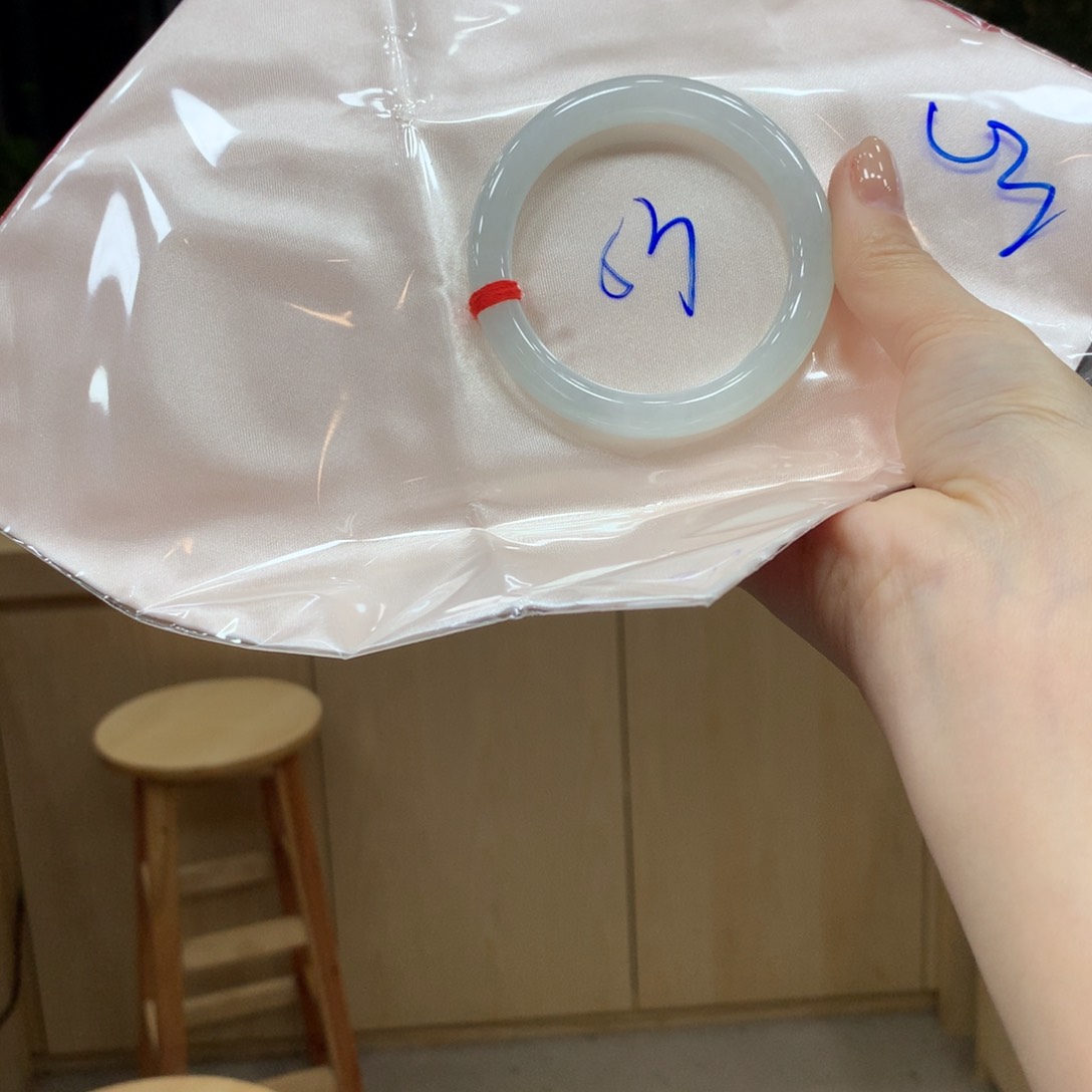 翡翠手镯未镶嵌不退不换