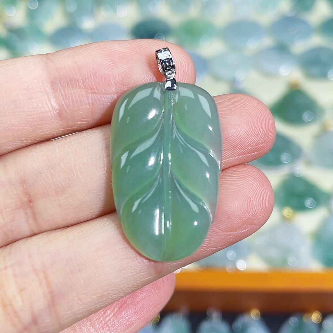 翡翠颈饰18K金镶嵌吊坠