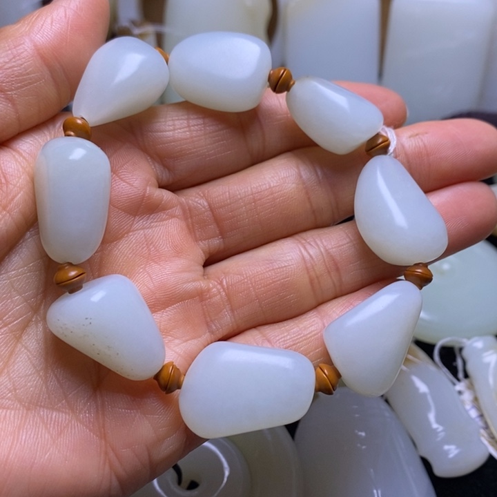 和田玉未镶嵌把件