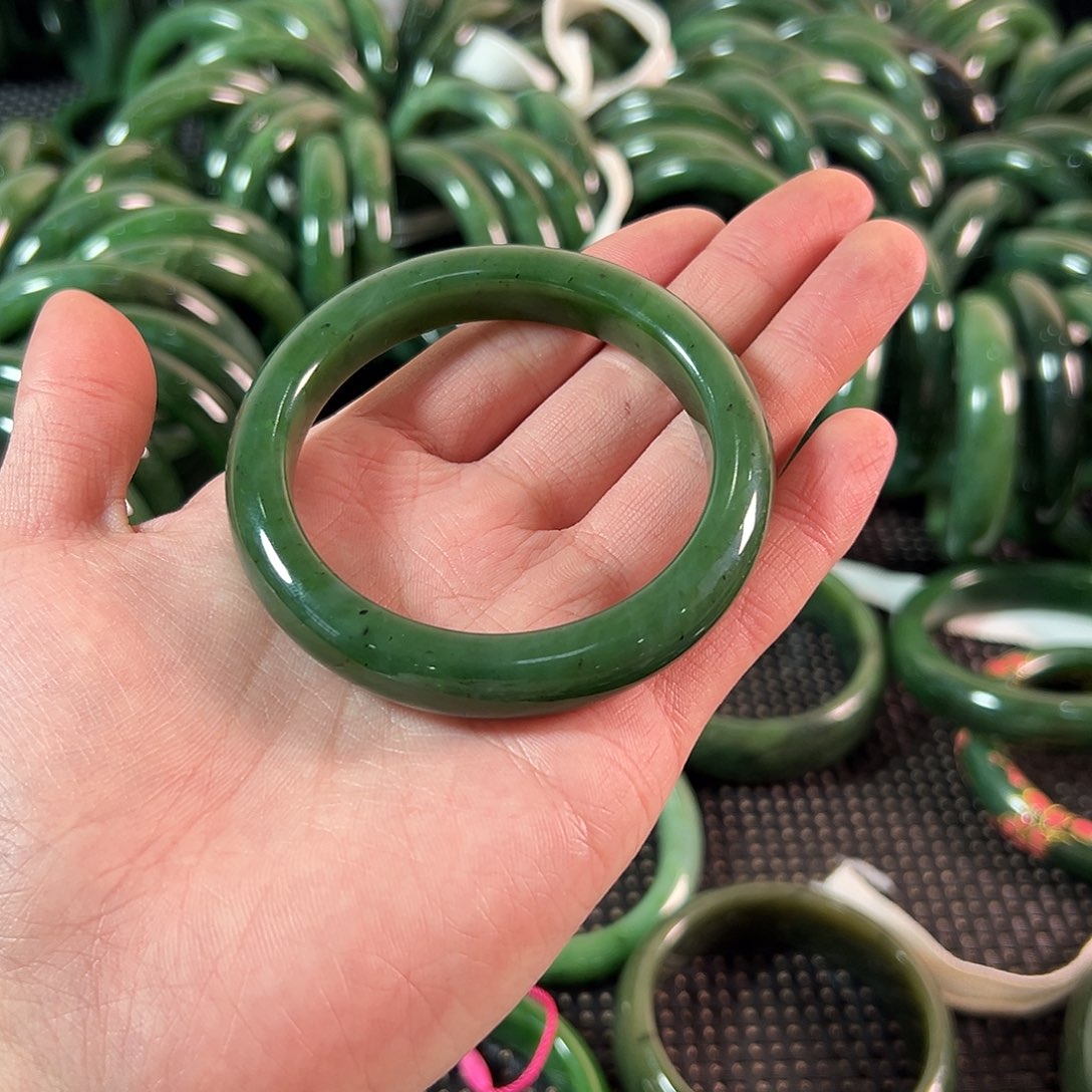 飒***)和田玉未镶嵌手镯