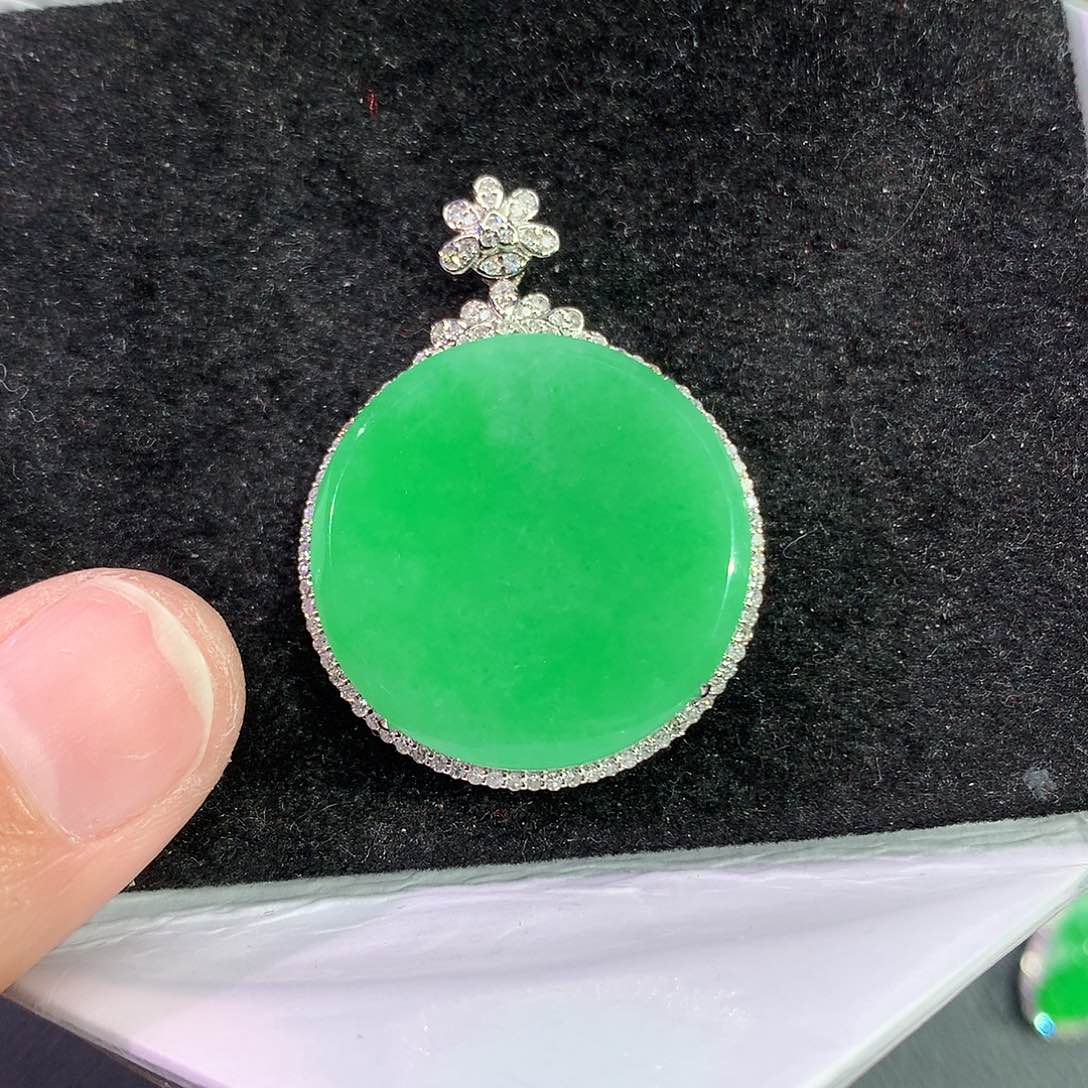 翡翠吊坠(赠链)18K金镶嵌