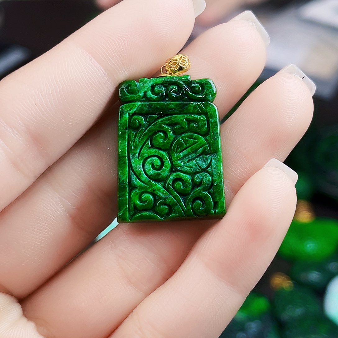 颈饰18K金镶嵌翡翠多样性