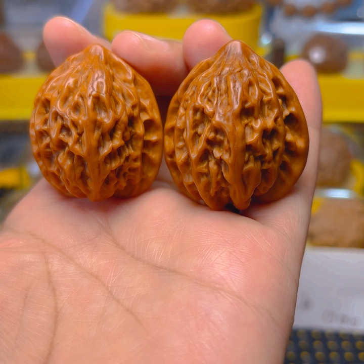 文玩核桃吊坠虎头