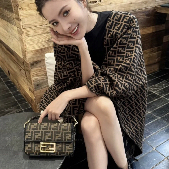 未使用 FENDI/芬迪 经典爆款老花FF全logo大披肩