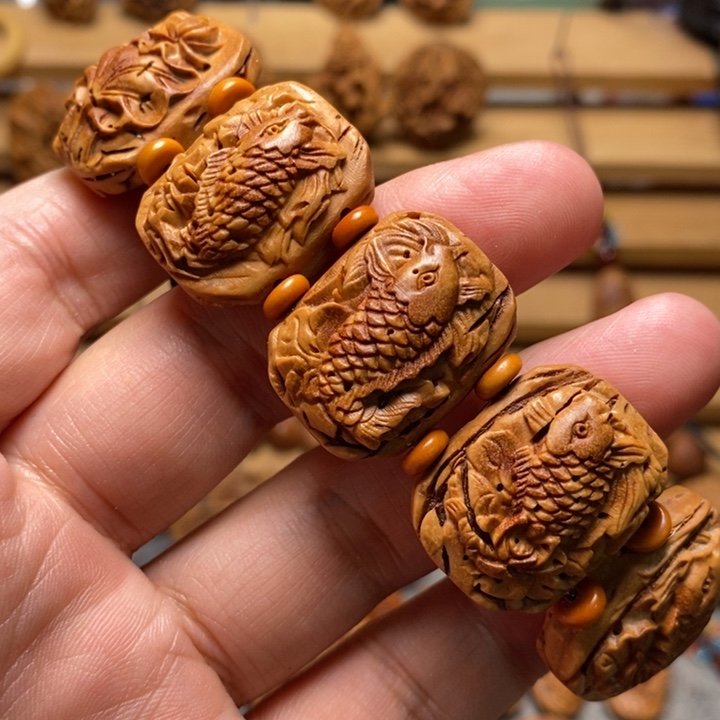 桃核雕刻鲤鱼手牌