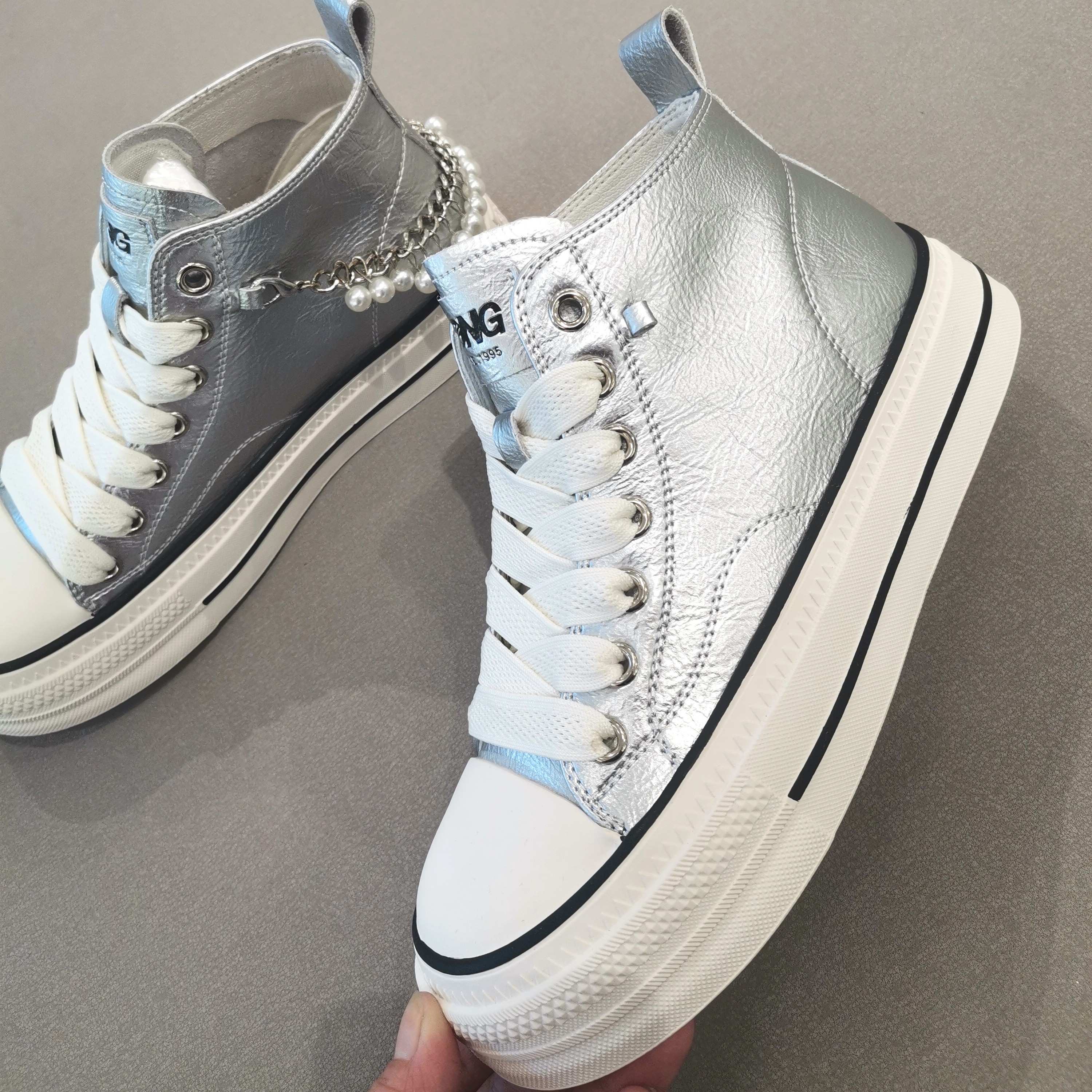 QB52830452时尚百搭休闲高帮女单鞋