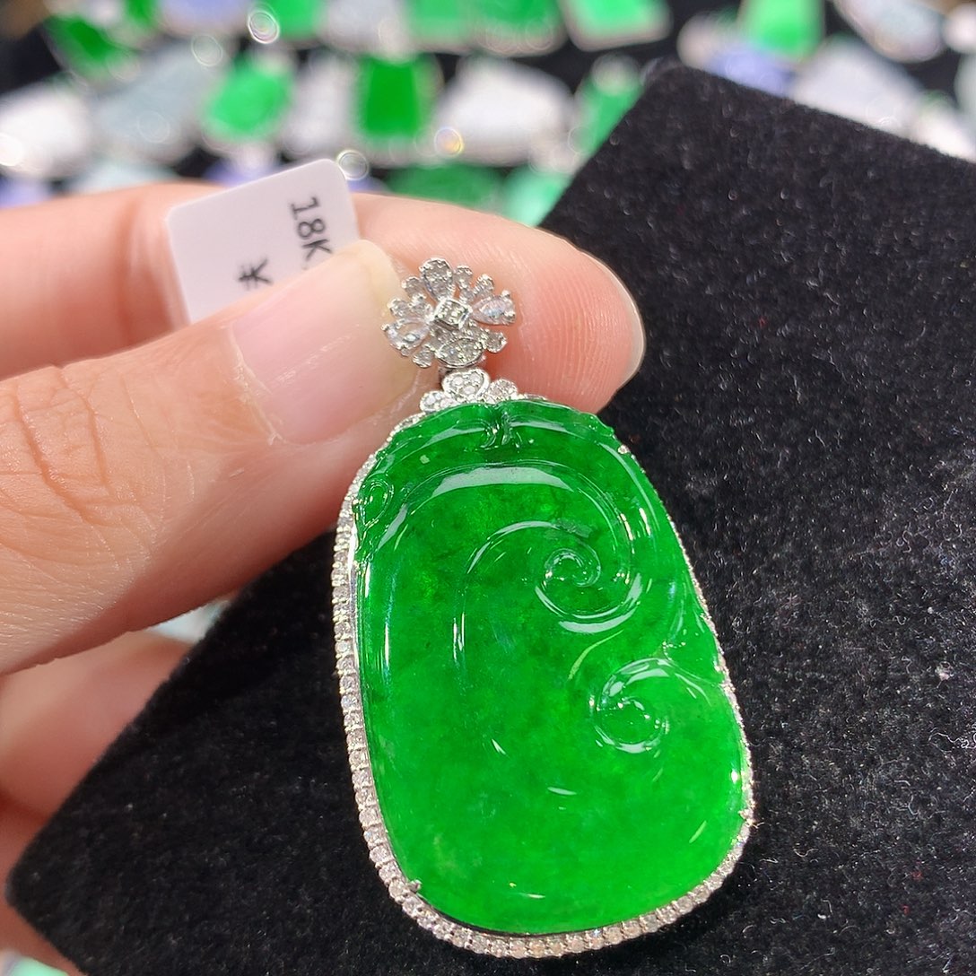 翡翠18K金镶嵌颈饰