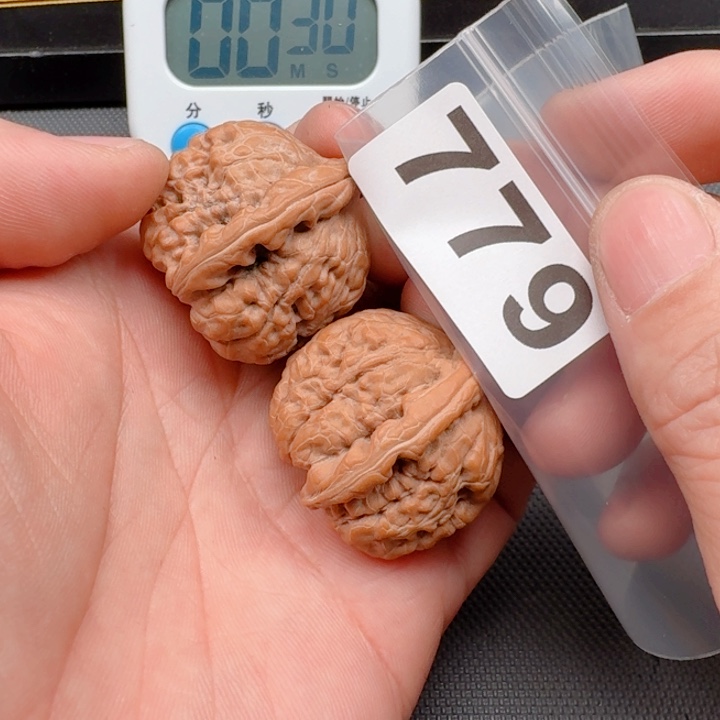 文玩核桃把件军****）金字塔