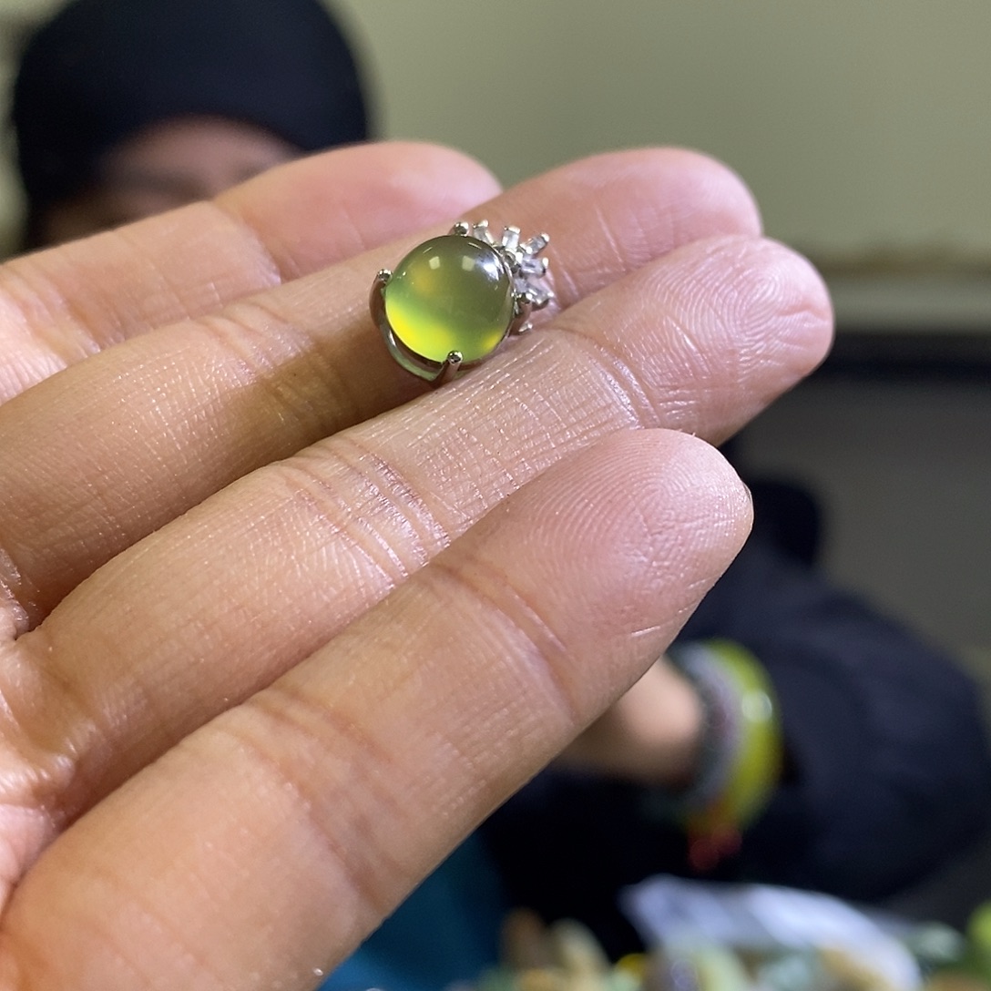 岫玉未镶嵌颈饰一个