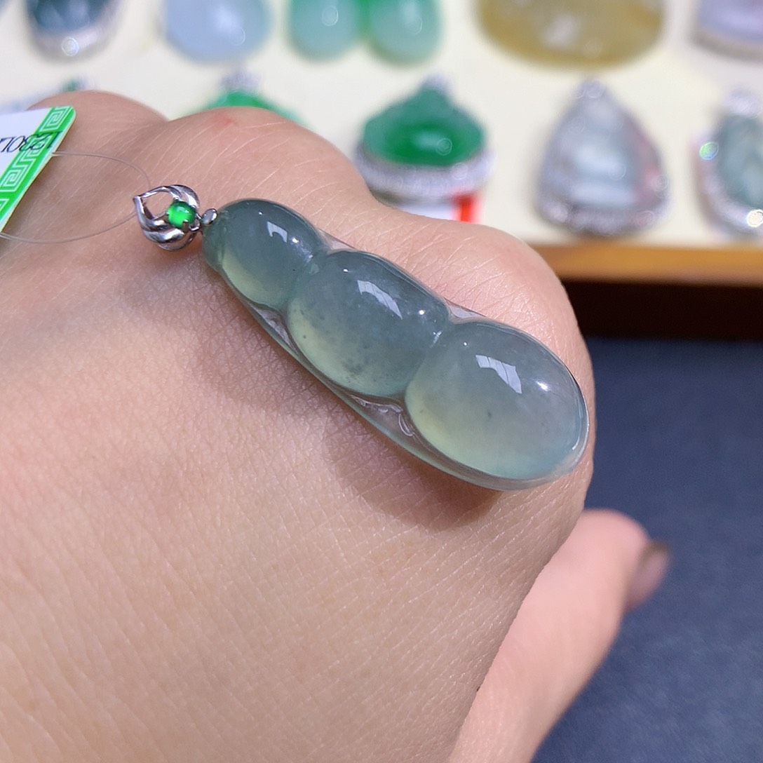 翡翠颈饰18K金镶嵌福豆