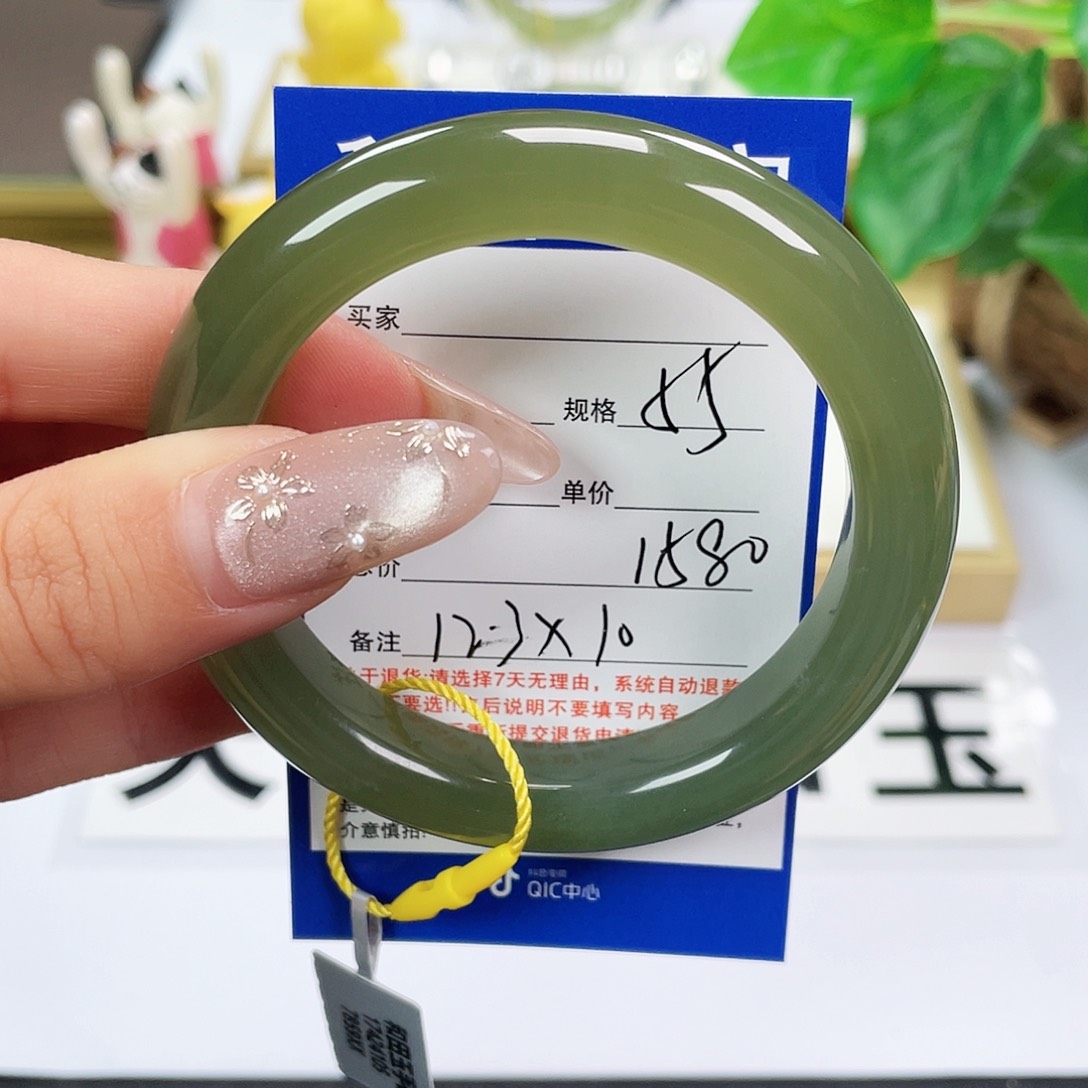 和田玉手镯未镶嵌开*