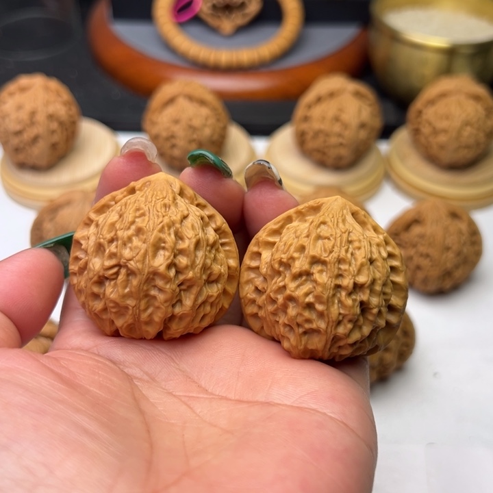 文玩核桃把件芳芳40金牛