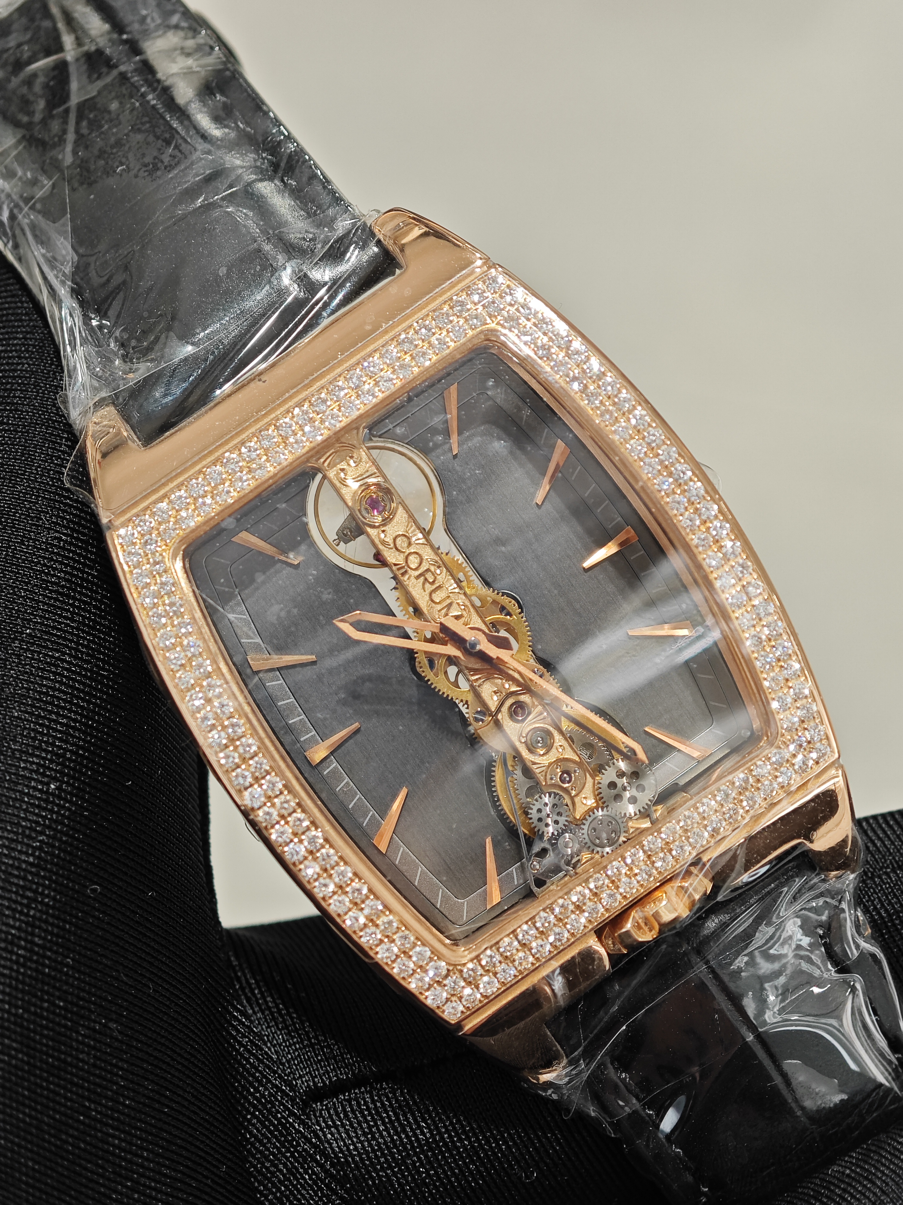 95新 CORUM/昆仑表 单表昆仑单金桥原镶钻男士经典镂空手动机械表