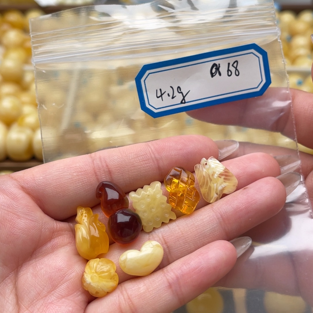 琥珀未镶嵌裸石蜜蜡吊坠笑