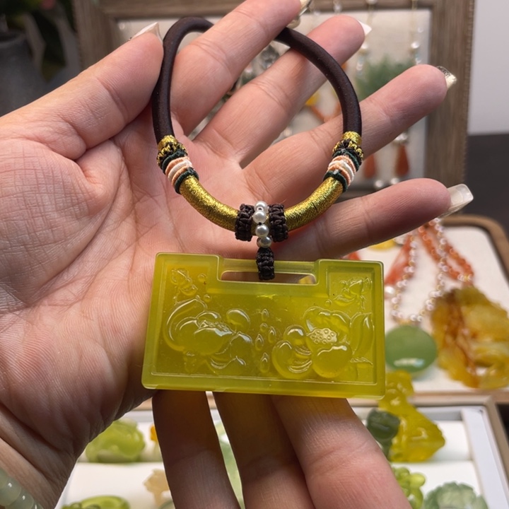 蛇纹石玉吊坠未镶嵌