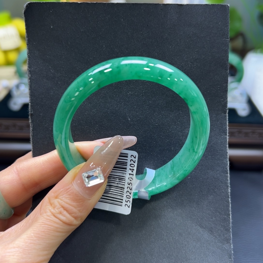 星***星石英质玉（非洲翠）未镶嵌手镯