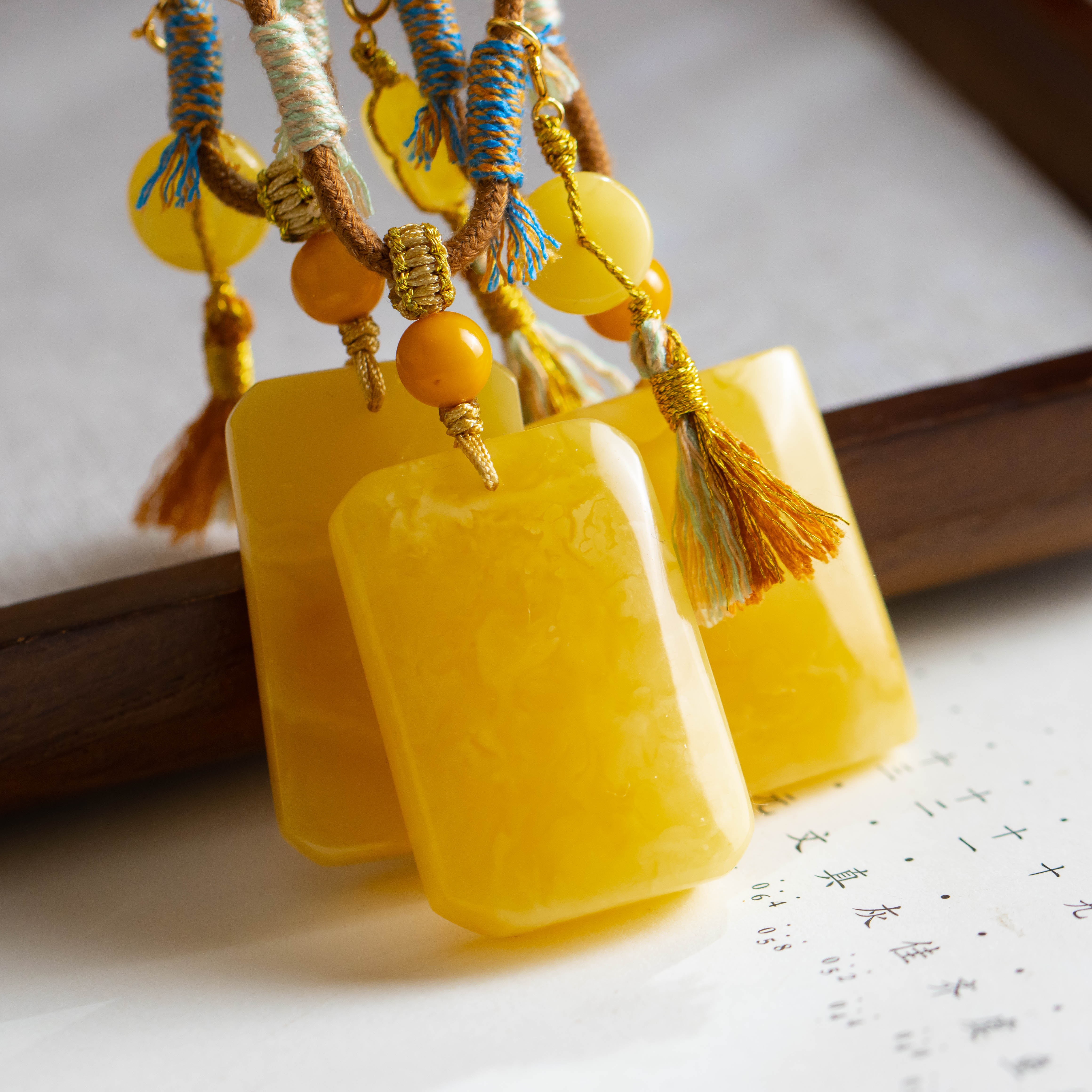 蜜蜡方形无事牌项链（多样性发货 发其一）