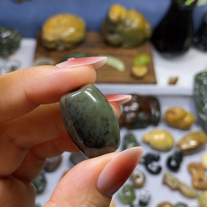 透闪石质玉未镶嵌挂件