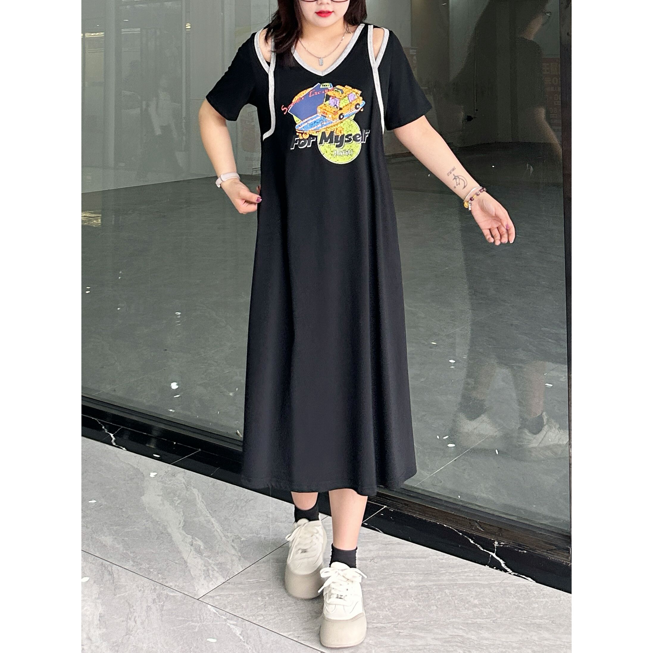 梦丞【夏日方程式】大码v领露肩短袖黑裙女新款显瘦垂感印花连衣裙