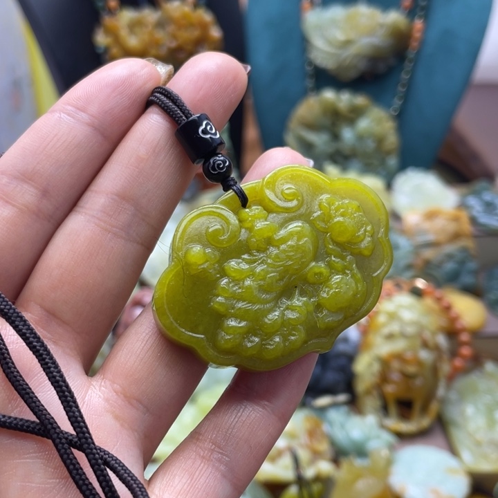 蛇纹石玉未镶嵌颈饰