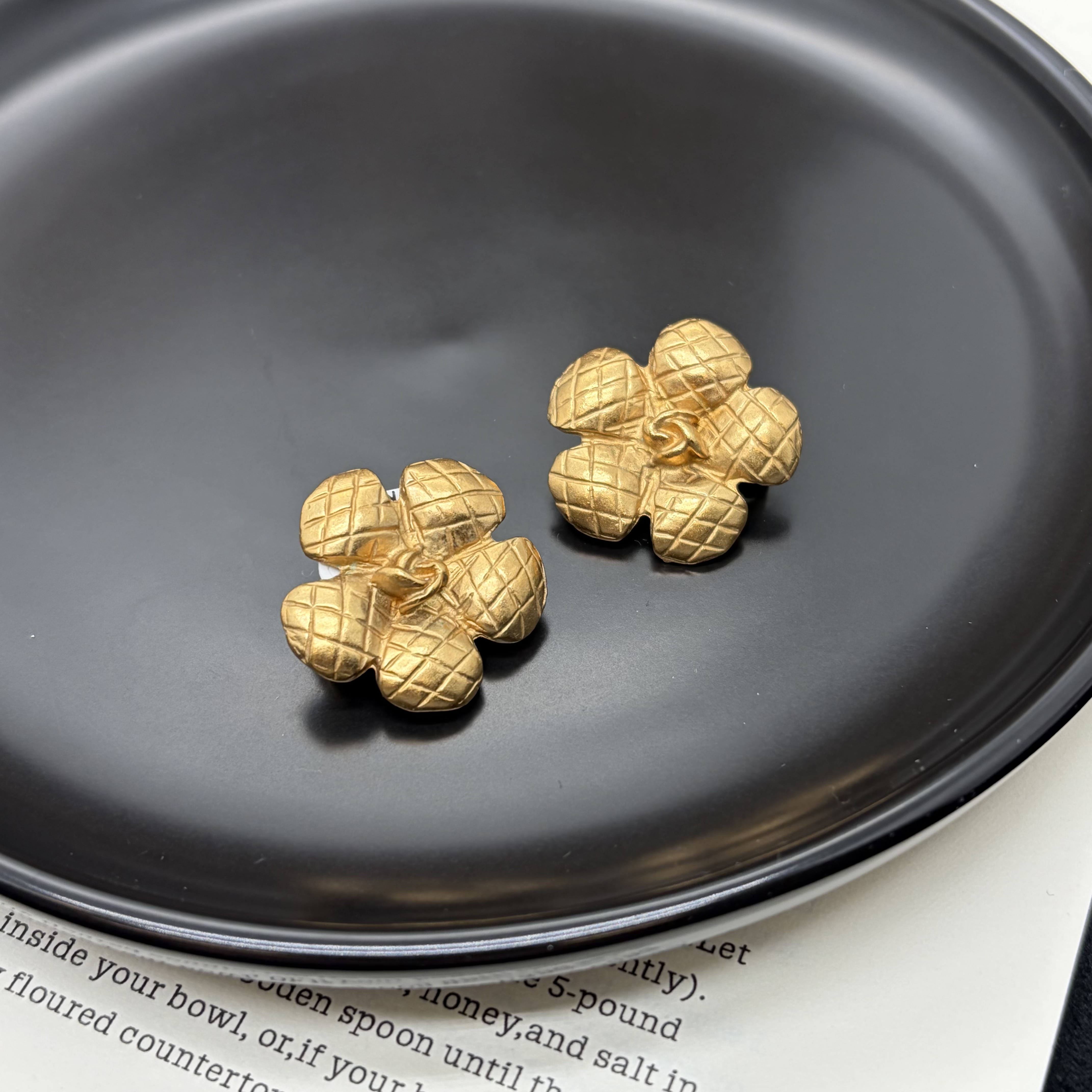 95新 Chanel/香奈儿 香奈儿素金山茶花耳夹/x07192