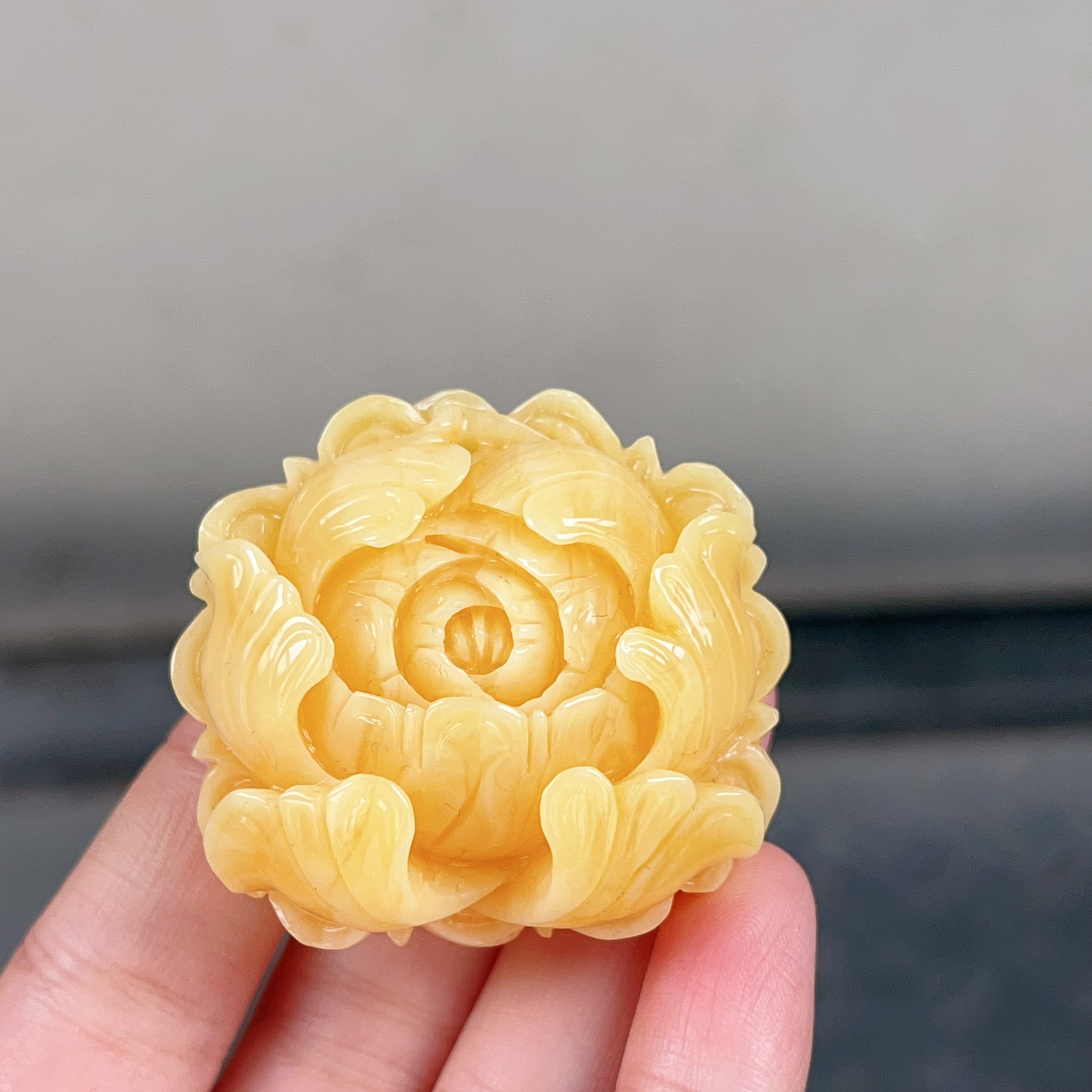 俄料满蜡黄白蜡蜜蜡牡丹花吊坠，26克，无瑕，尺寸46～43～24.7mm