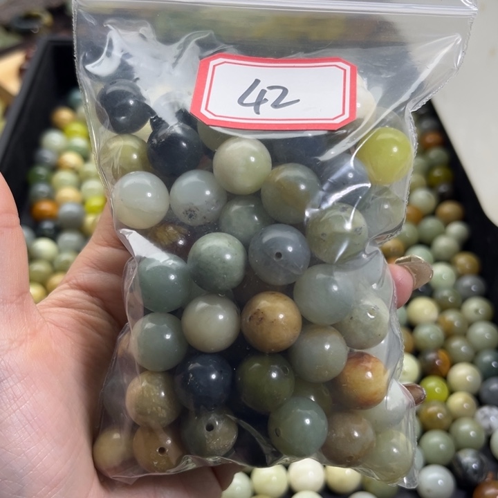 带***舞蛇纹石玉未镶嵌手链