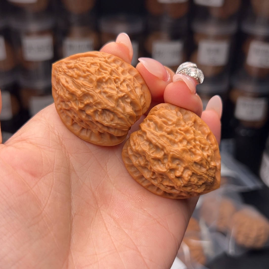 文玩核桃吊坠超**爸金牛