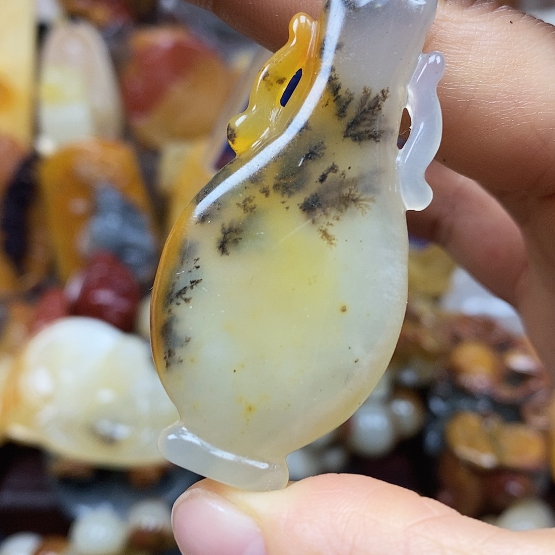 石英质玉（黄龙玉）颈饰未镶嵌