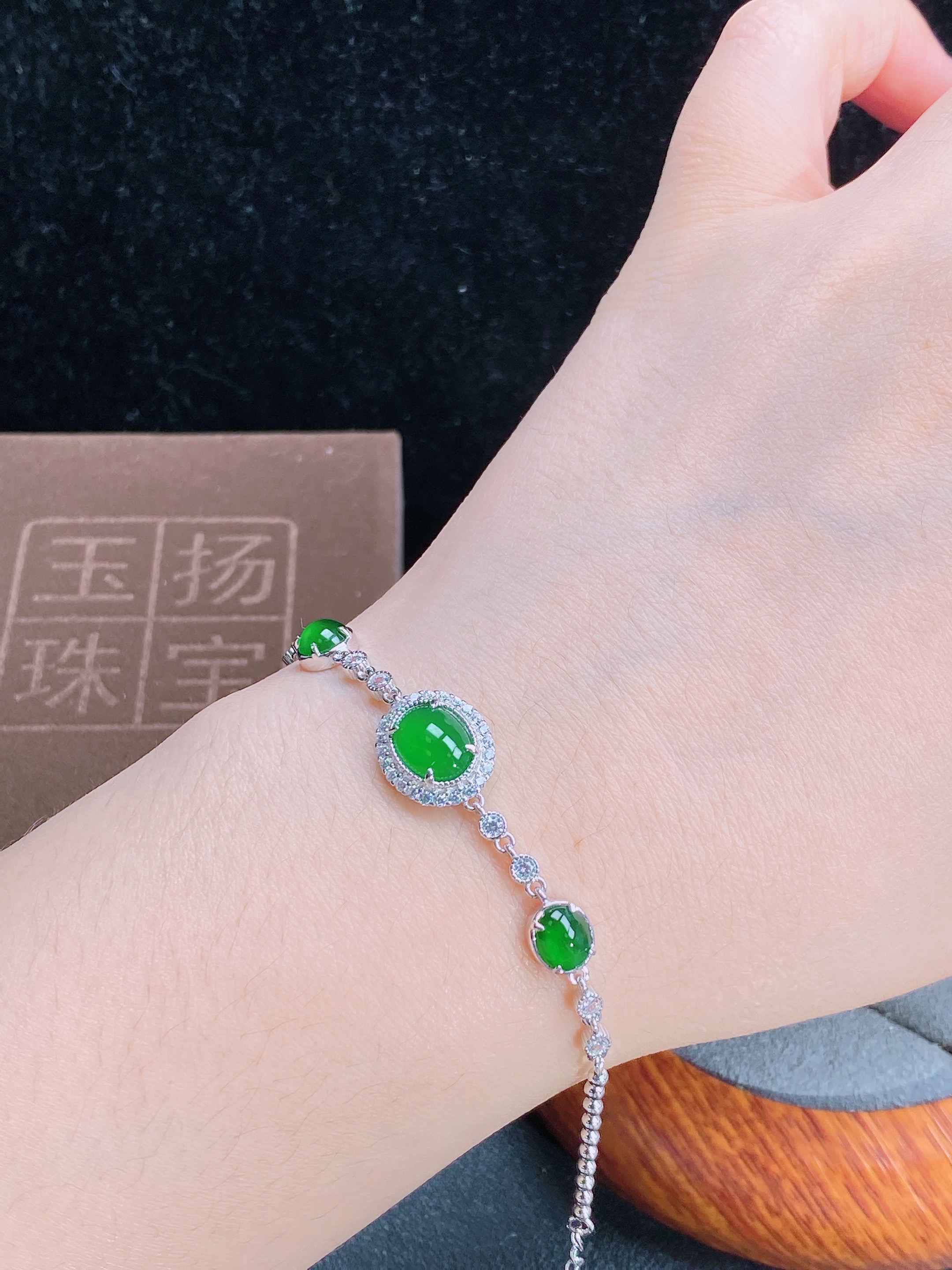 天然翡翠A货阳绿时尚饰品设计款手链通体S925银镶嵌